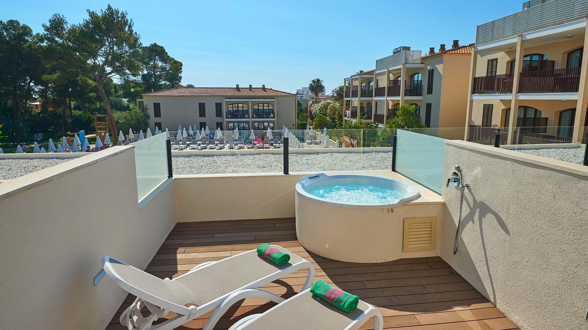 Terraza apartamento con hidromasaje Protur Floriana Resorts Aparthotel